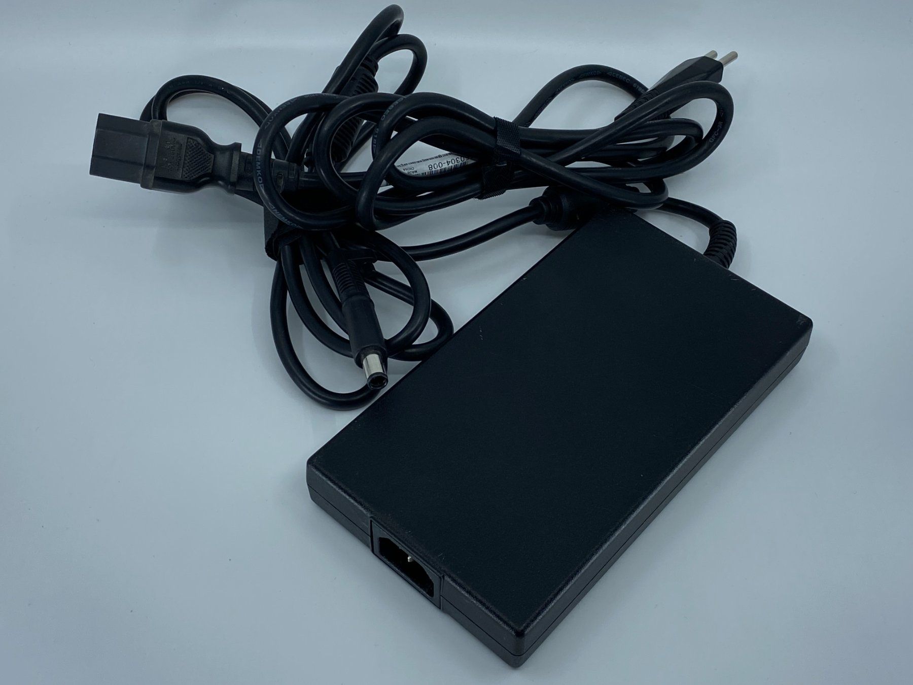 Hewlett Packard Caricabatterie: HP 200W Netzteil - HSTNN-DA24 677764-003 mit CH-Stromkabel – Usato da Langwiesen venduto da Restposten-24
