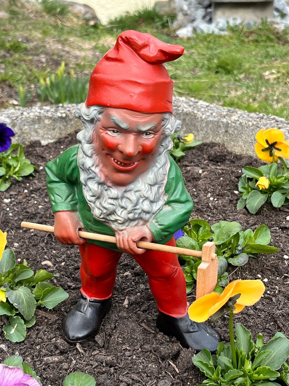 Statuette: Alter Gartenzwerg – Usato da Kandergrund venduto da honey-art_and_more 5