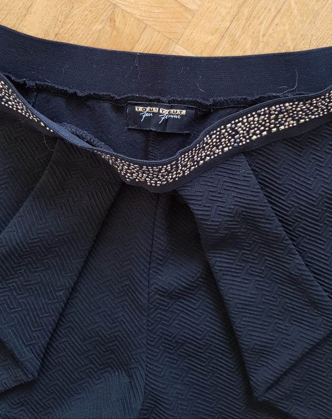 Pantaloni: Short noir taille M noir à bordure dorée – Nuovo (secondo la descrizione) da Versoix venduto da aline_b 2