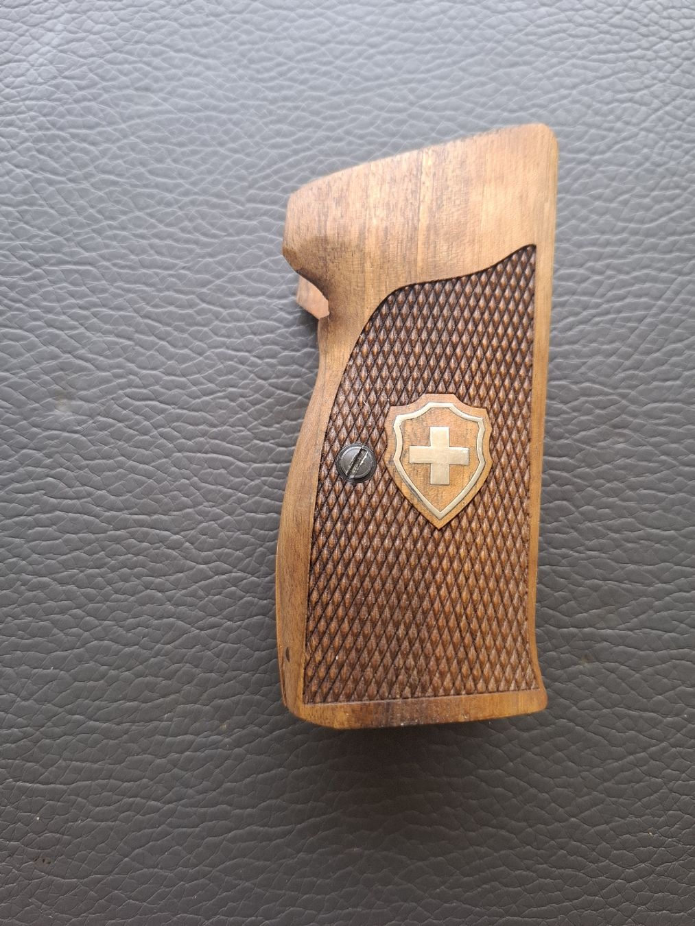 Holzartikel: Gebrauchte Nussbaum Griffschalen für Sig P210  – Gebraucht aus Rothrist von griffe 1