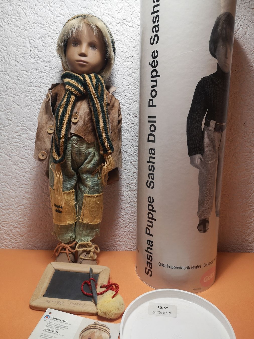 Götz Bambole: SASHA GÖTZ PUPPE ALBERTO – Nuovo e nell'imballaggio originale da MUEHLEBERG venduto da Cocolinette 1