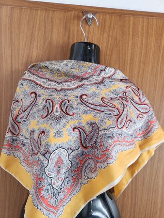 Foulard en soie motifs cachemire jaune rouge 