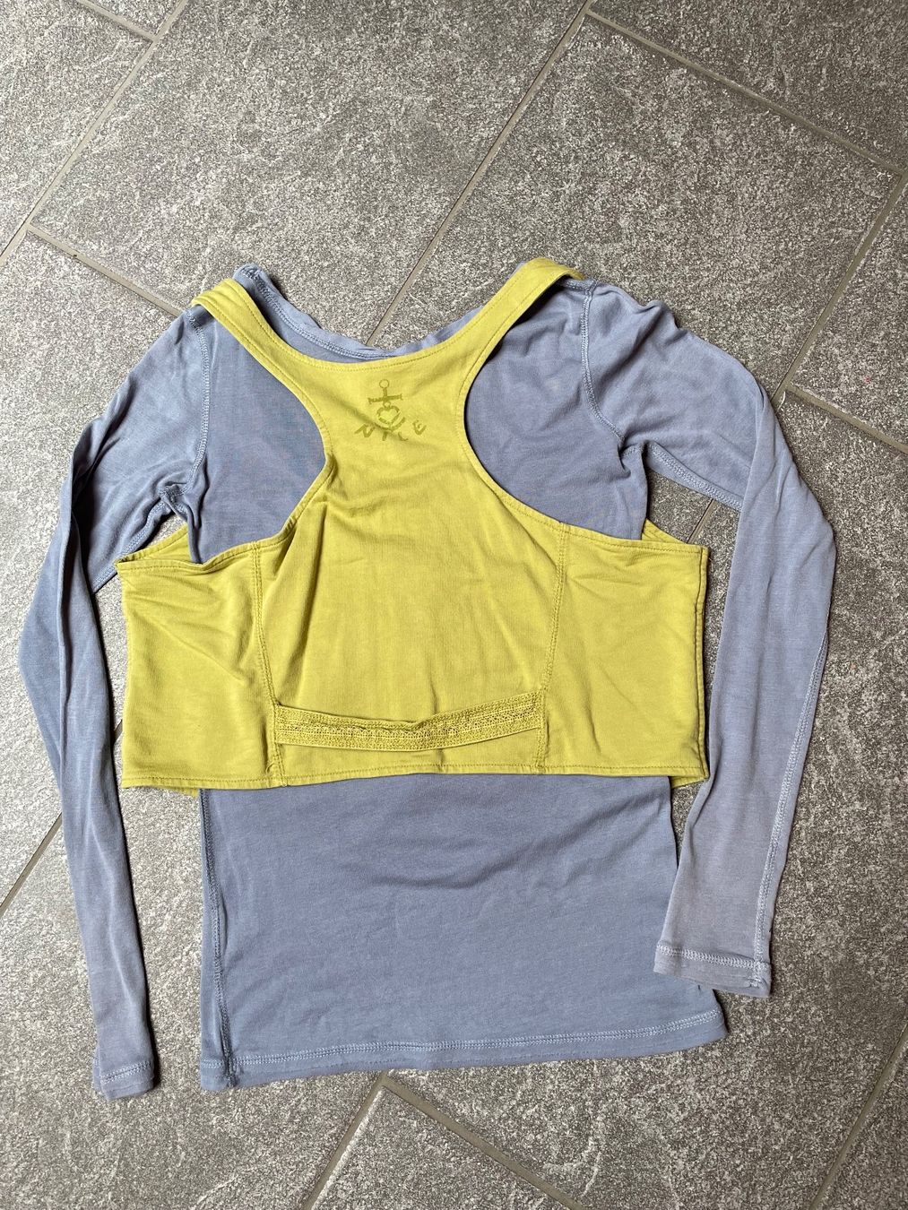 Nile Lotti di vestiti: Nile Rock mit Shirt & Weste Gr S – Usato da Niederbipp venduto da Rosamunde44 2