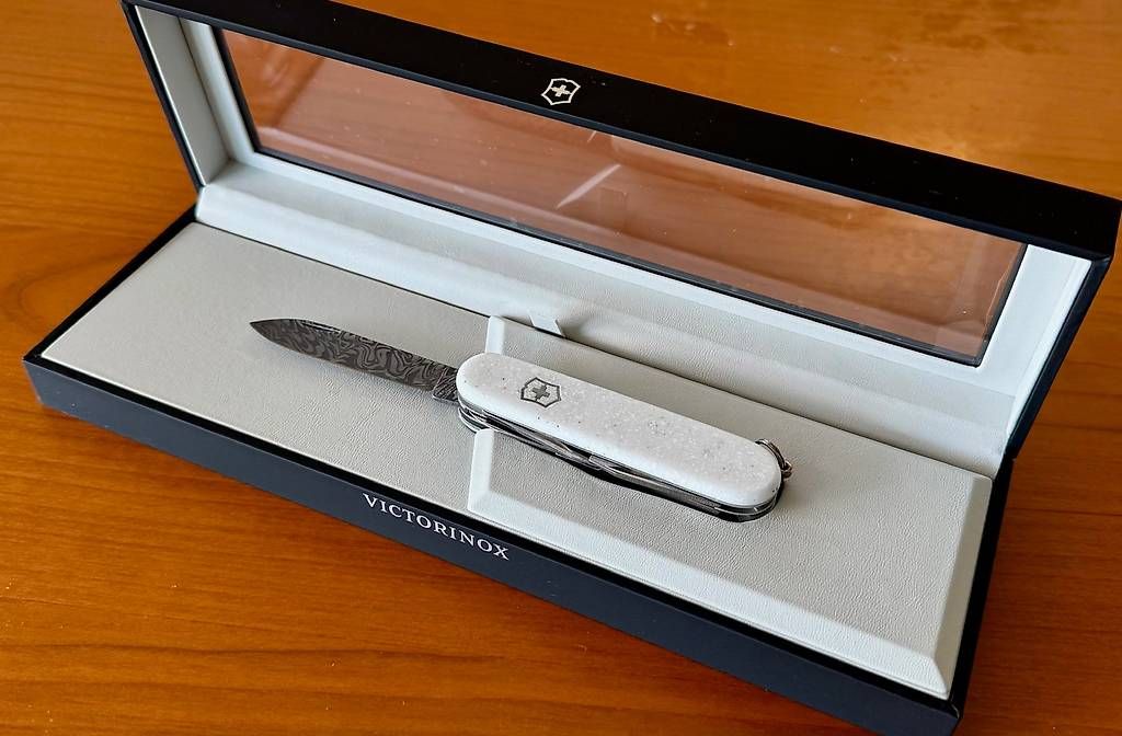 Coltelli tascabile: Couteau Victorinox Damast 2025 – Nuovo e nell'imballaggio originale da Hauterive NE venduto da hy644g
