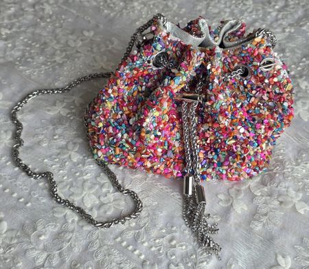 Wunderschöne Handtasche mit bunten Steinen zu verkaufen!