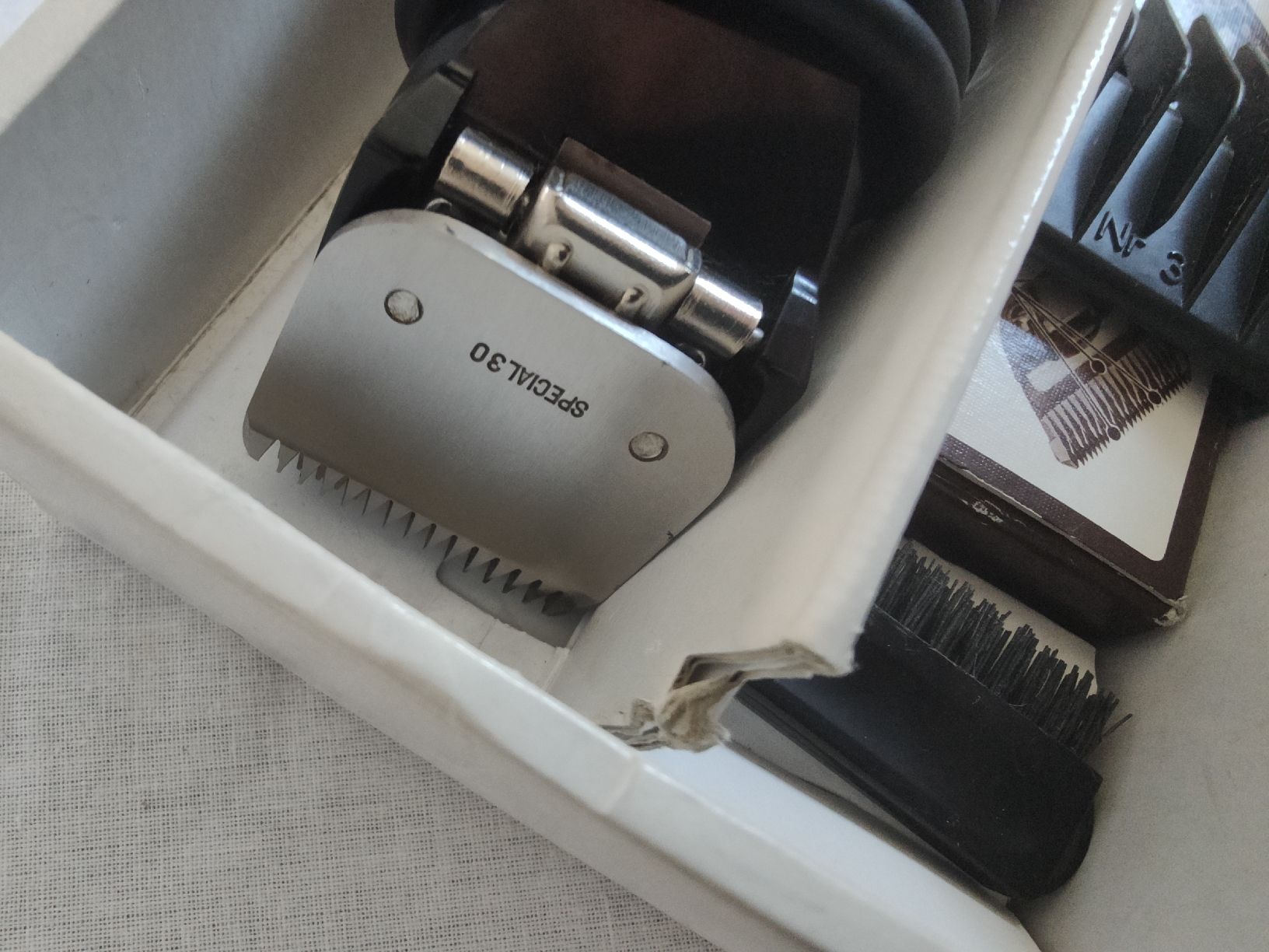 Prodotti per la cura & articoli per la pulizia: Tondeuse électrique professionnele – Nuovo (secondo la descrizione) da Courtelary venduto da Mini610 5