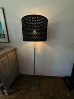 IKEA Stehlampe schwarz/gold – schöne Lichtwirkung