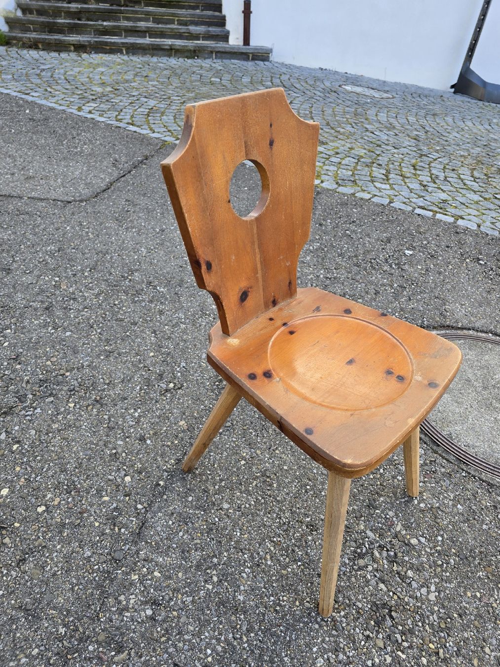 Sedie: Rustikaler Holzstuhl mit Lochmuster - Einzigartiges Design! – Usato da Mettlen venduto da elios0888 3