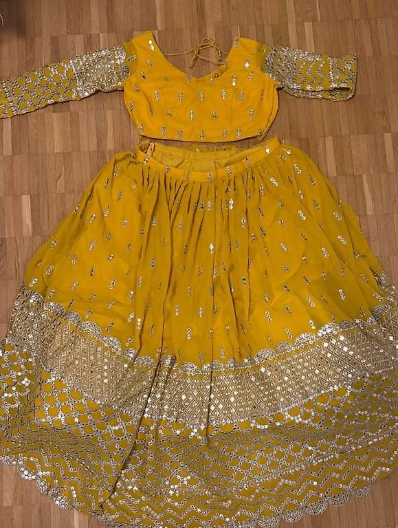 Vestiti: Yellow Georgette Embroidered Lehenga Set – Usato da Bulle venduto da pra_c9c8 2