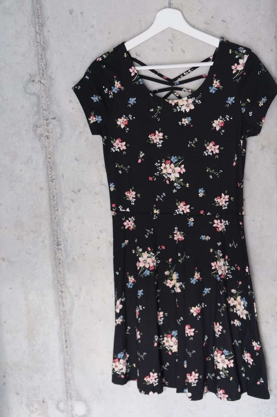 Vestiti: Kleid mit Blumenmotiv – Usato da Wohlen AG venduto da Exitburn