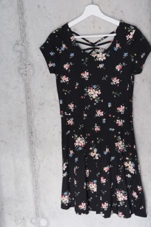 Kleid mit Blumenmotiv