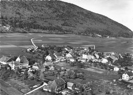 Lamboing (BE) – Luftaufnahme des Dorfes G