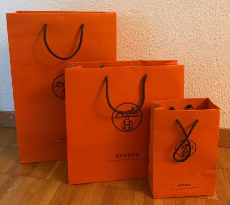 3 Tüten und 2 Kataloge von Hermès