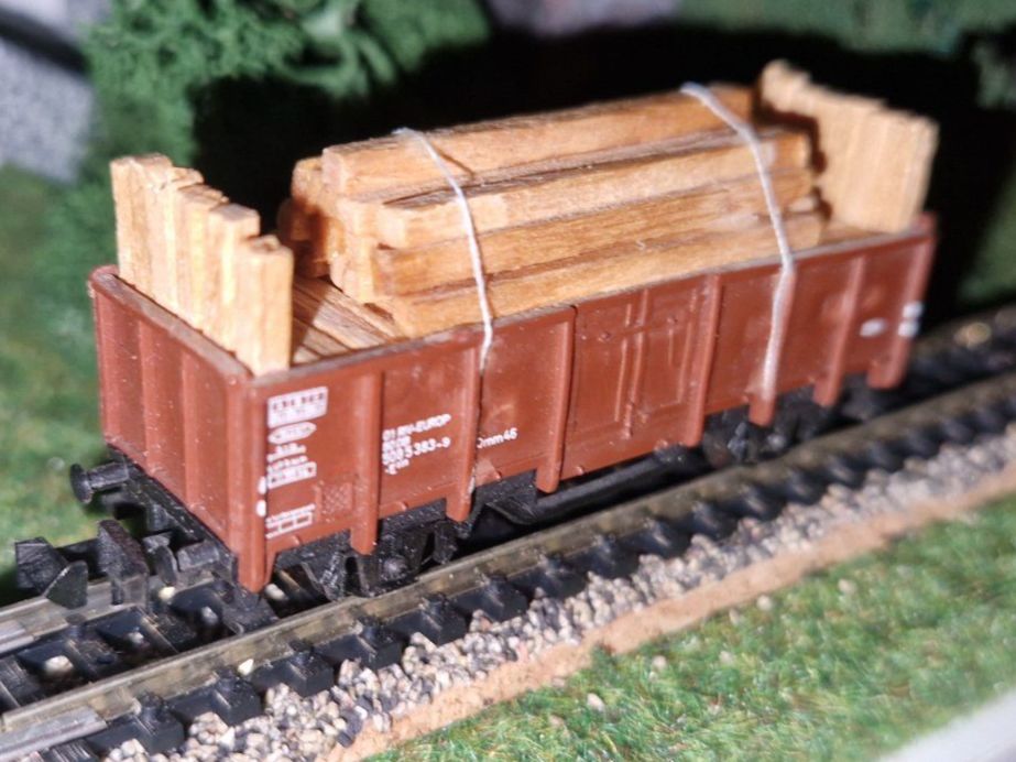 Trix Modellini di ferrovie: Minitrix Güterwaggon beladen mit Holz Spur N – Usato da Unterengstringen venduto da Kab81