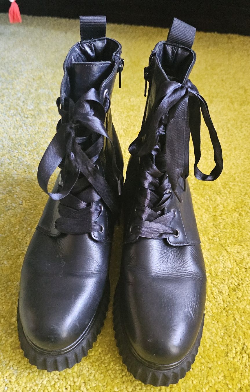 Scarpe da donna: Schwarze Boots Gr. 40 mit seidigen Schnürsenkel – Usato da Horgen venduto da ste_sy7h