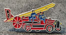 U063 - Süsser kleiner Pin altes Feuerwehr-Auto mit Leiter
