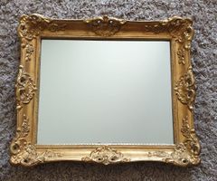 Goldfarbener Antik-Spiegel mit handgeschnitztem Holzrahmen