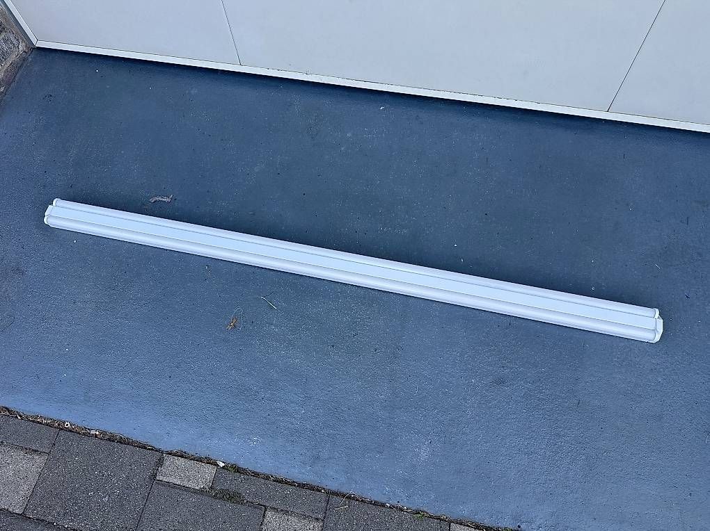 Profilati: Doppio led garage Müller 150cm – Usato da Quartino venduto da DiloUsato