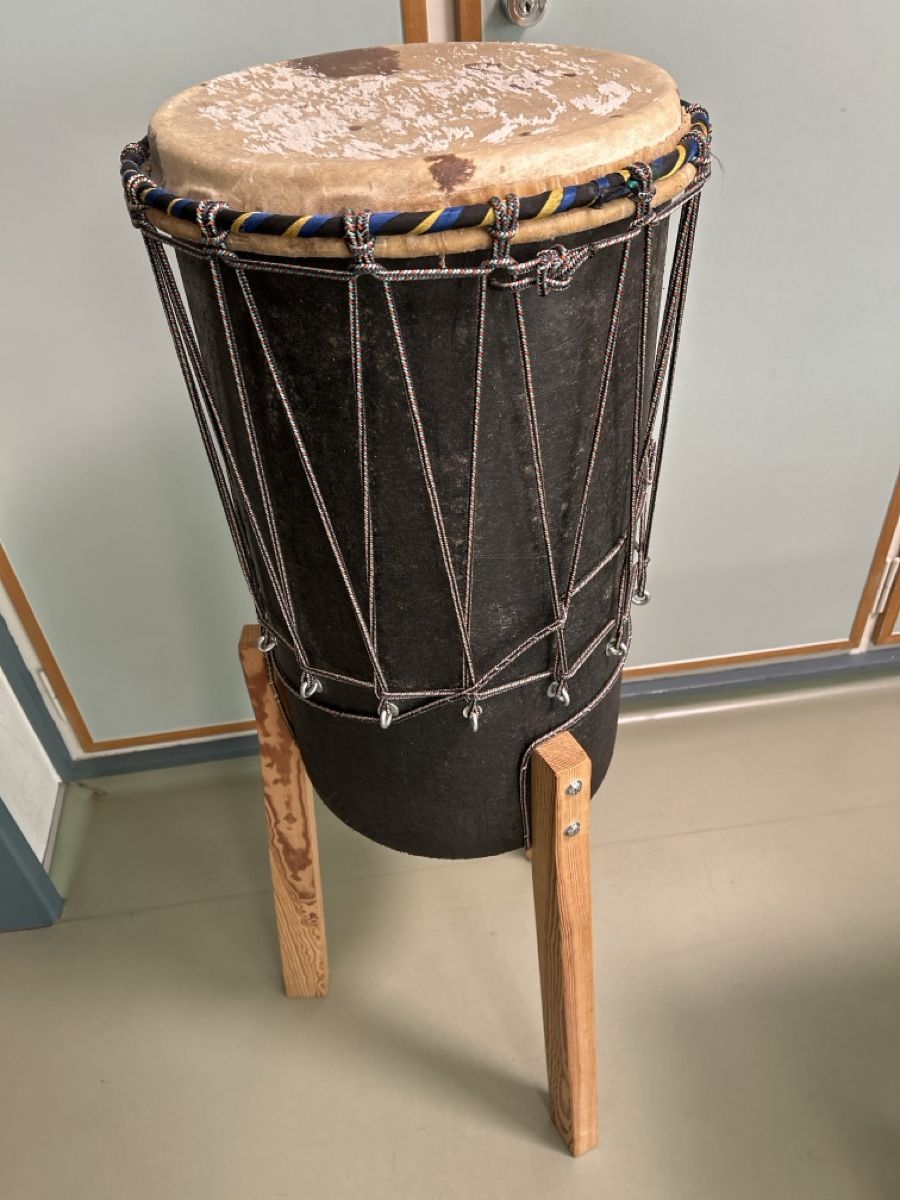 Instruments de musique: Afro Trommel mit Ständer Ethnisch Gebraucht – D'occasion à Zürich par Ricardo-Veteran 1