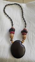 Collana girocollo in legno e semi