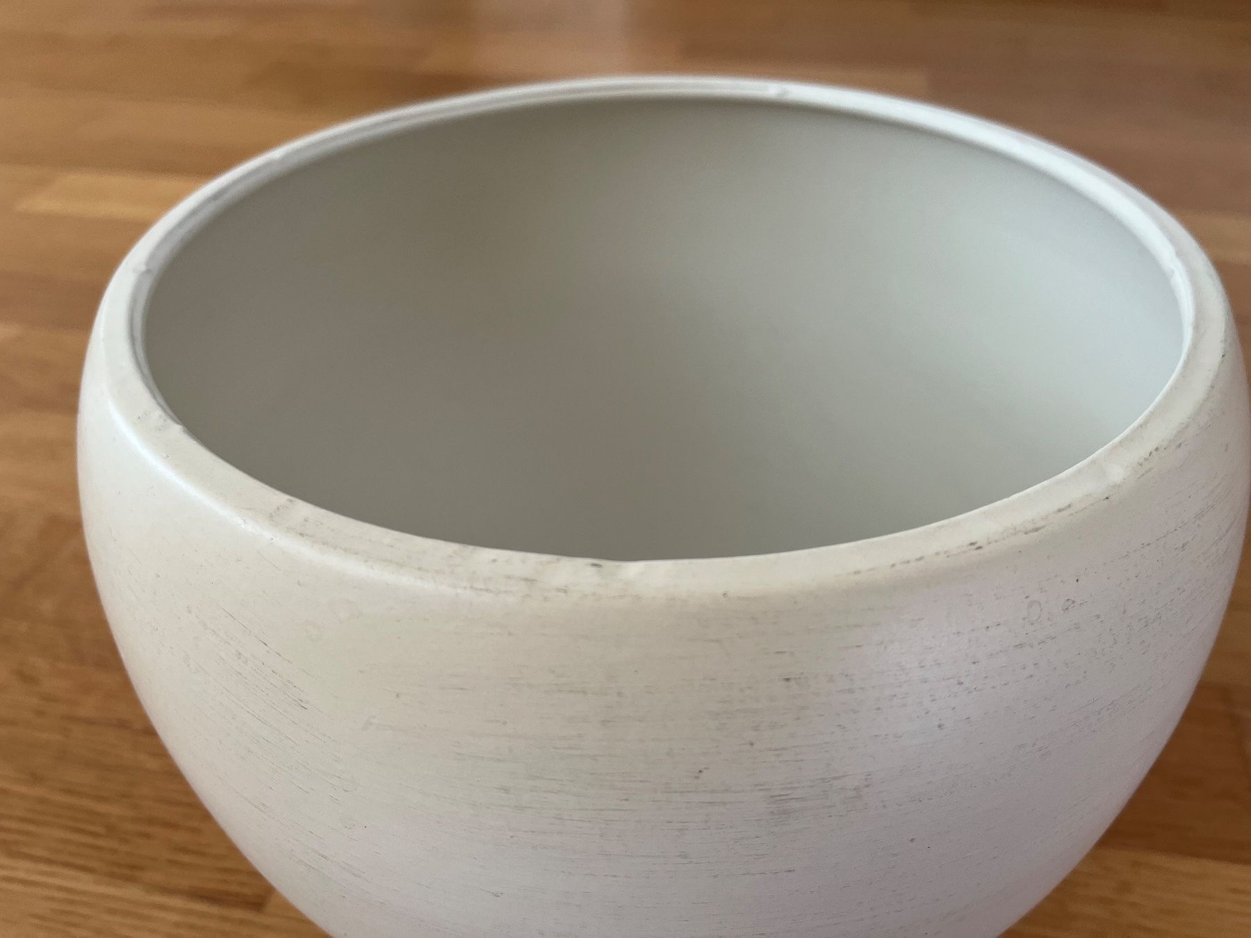 Vasi per fiori: Cachepot Übertopf Metall mit Blüten beige / sand – Usato da Allschwil venduto da millefiori3 4