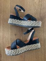 schwarze Sandalen