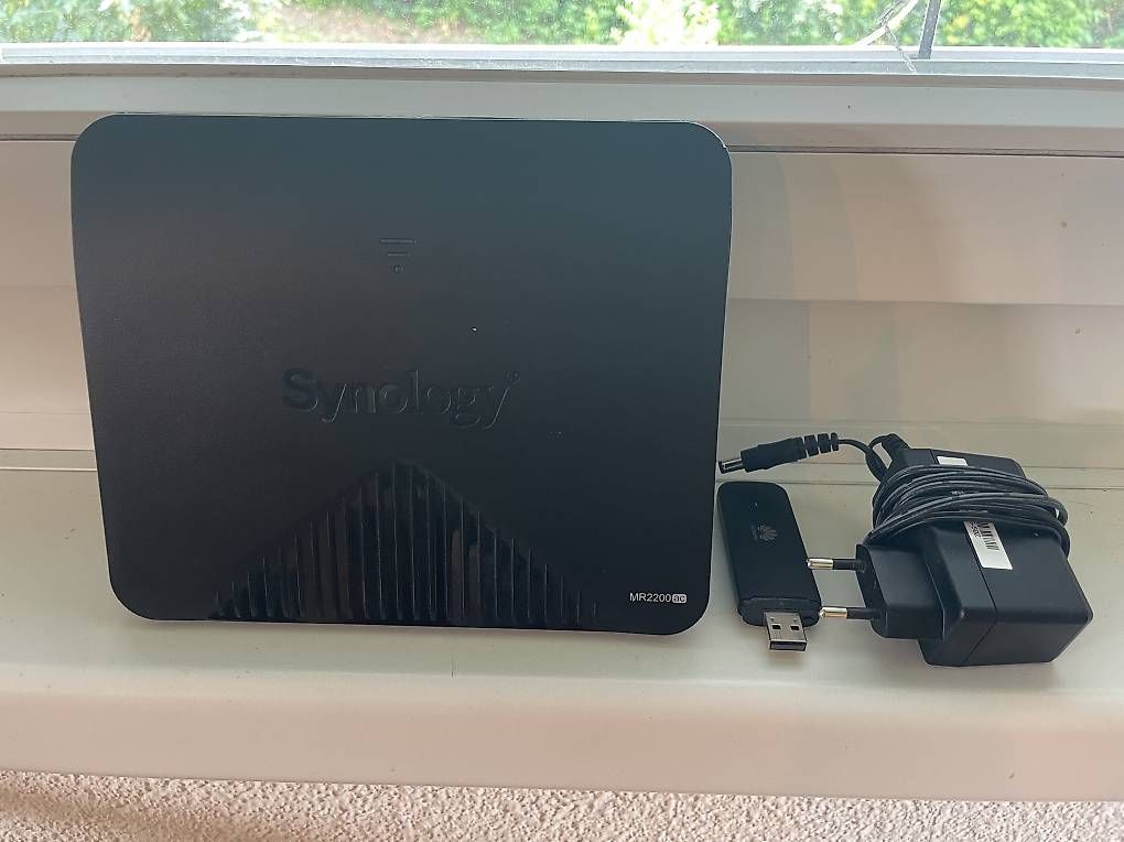 Modems & Routeurs: Synology Wireless Router plus USB Stick – D'occasion à Baden par Mary-Lu12 1