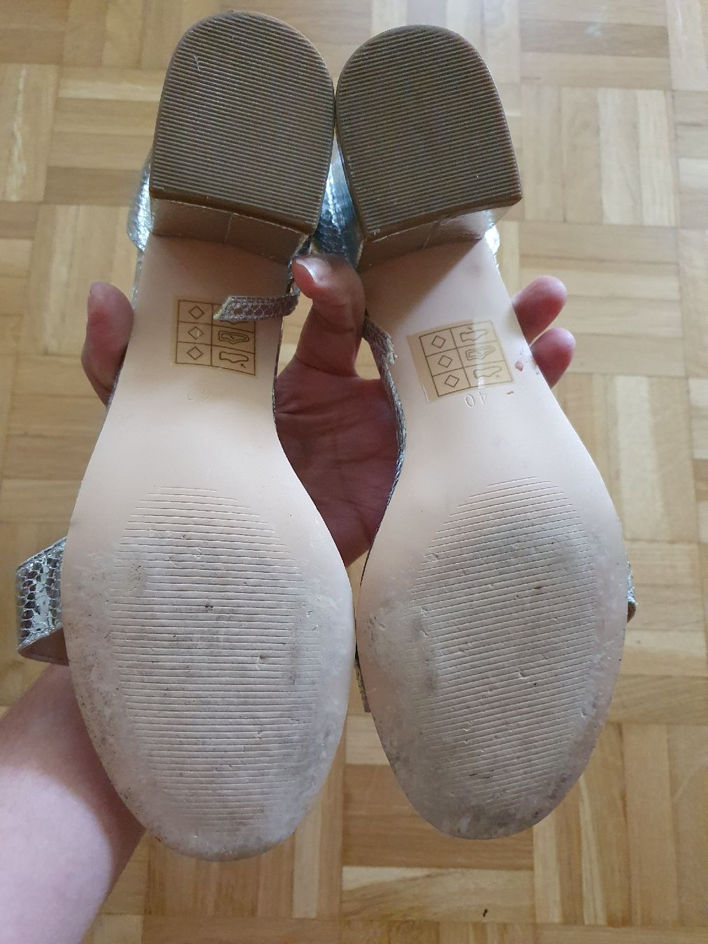 Damenschuhe: Damenschuhe Silber Grösse 40 Lederimitat  – Gebraucht aus St.Gallen von Avena135 3