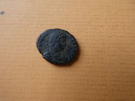 uralte Bronzemünze 16 mm     2.29 g