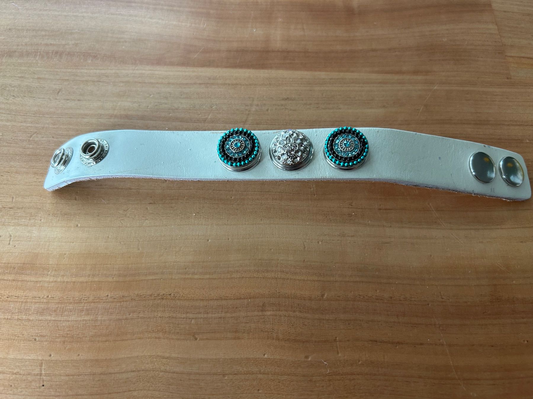 Bracelets: Armband Leder Weiss mit Schmucksteinen – D'occasion à Kaltbrunn par lagone1 1