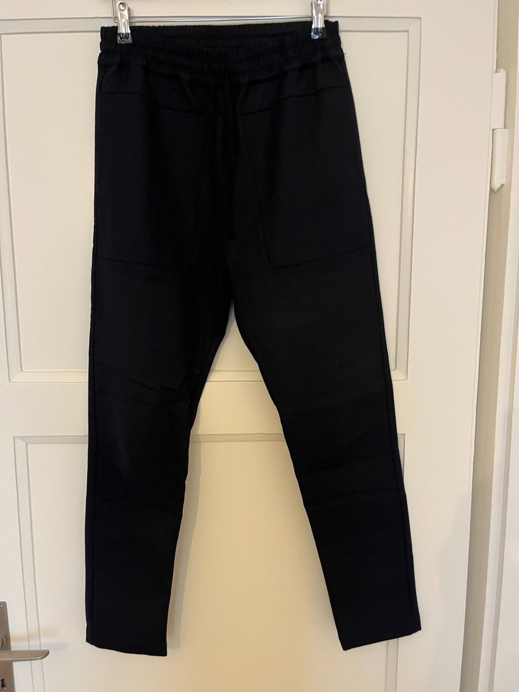 Pantalons: STOFFHOSE SCHWARZ – D'occasion à Zürich par Ankawhi
