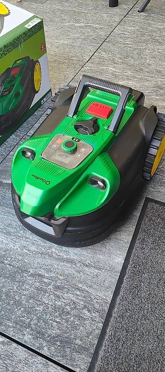 Tondeuses à gazon: Rasenmäher Roboter 800 Okay mit Garage – D'occasion à Cazis par Noelle8