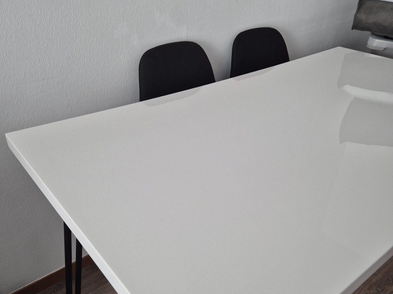 Tavoli: Table à manger blanche pieds épingle métalique – Usato da Epalinges venduto da Kkororo 1