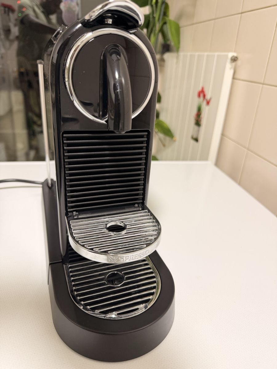 Kaffeemaschinen & Espressomaschinen: Machine à café Nespresso Pixie noire, état neuf – Neu (gemäss Beschreibung) aus Ecublens VD von djromeo02