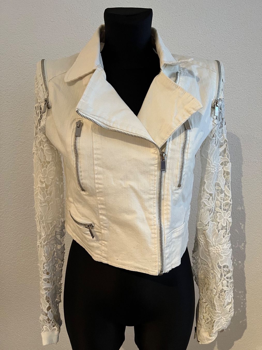 Giacche: Jeansjacke mit Spitzenärmel – Nuovo e nell'imballaggio originale da Niederuzwil venduto da viv_8zxc 1
