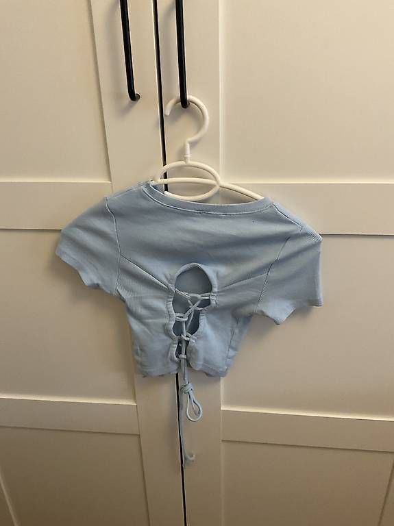 Blouses, T-shirts & Tops: Hellblaues Crop Top  – D'occasion à Wettingen par monikazefi 1