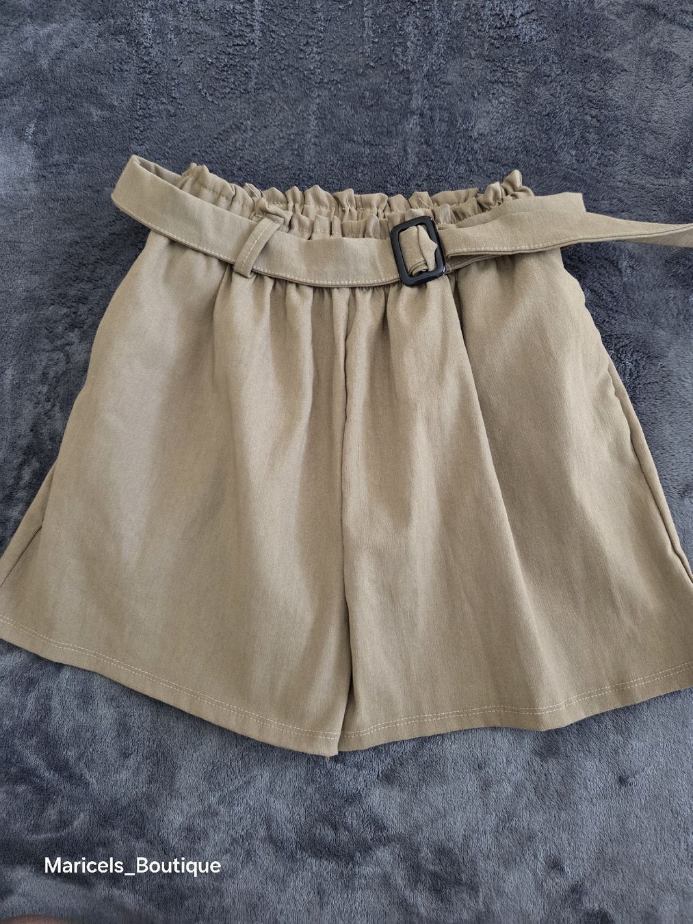 Pantaloni: Hohe Taille Buckle Short mit zwei Seitentaschen – Usato da Winterthur venduto da Maricels_Boutique