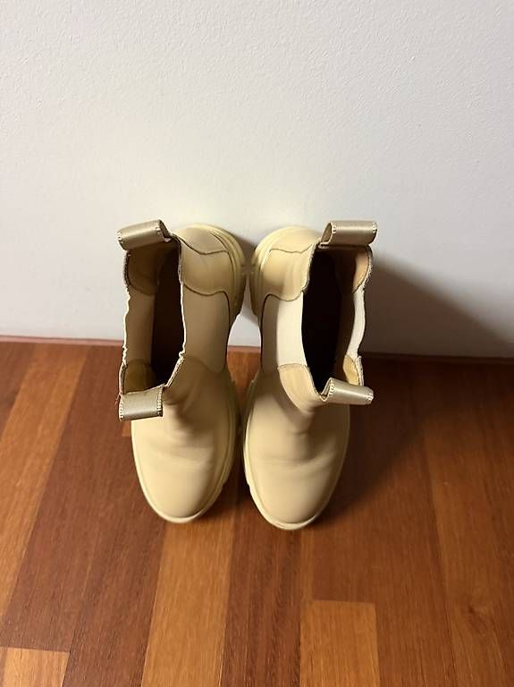 Scarpe da donna: Chelsea Boots hellbeige (écru) – Usato da Ennetbürgen venduto da kwi_hy9d 2