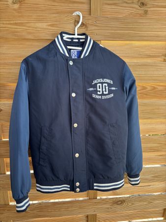Ce blouson JACKS JONES.Taille 152