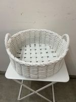 Keramik-Korb als Blumenübertopf