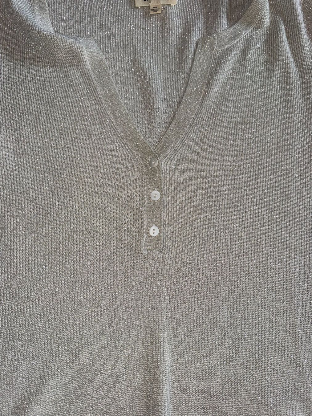 Top: L'agence v-neck top - M – Nuovo (secondo la descrizione) da St-Sulpice VD venduto da juhdu 7