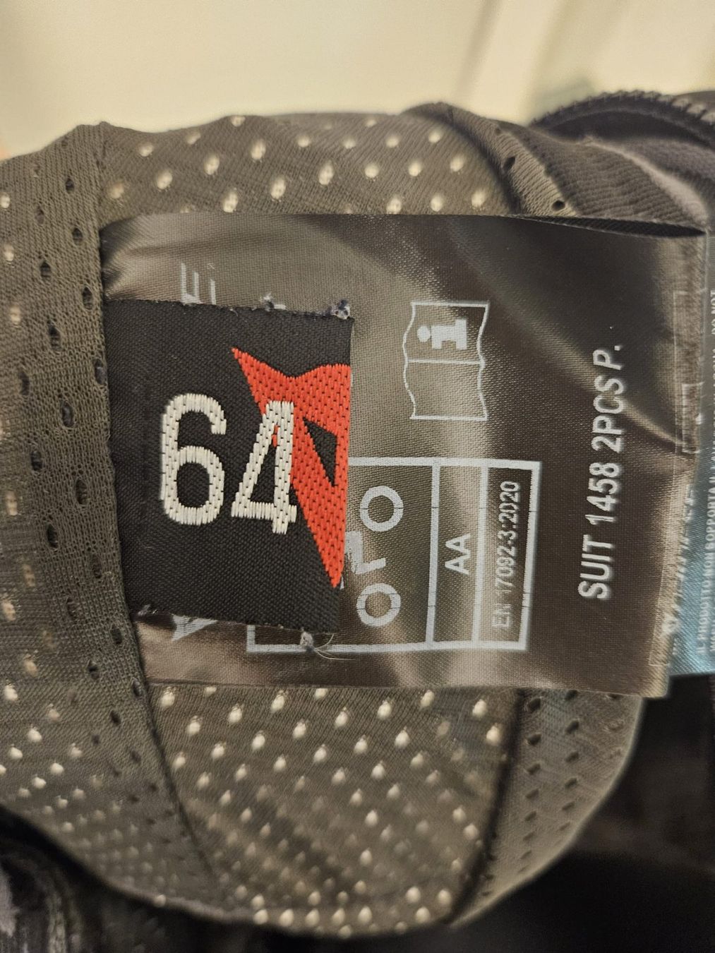 Completi: Dainese Motorradkombi Gr. 64 – Usato da Rümlang venduto da Mantecore 2