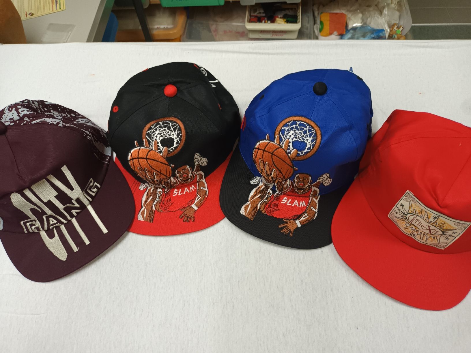 Chapeaux, bonnets & casquettes: 4 Basketball Mützen  neu – Neuf avec emballage d'origine à sursee par pasuro
