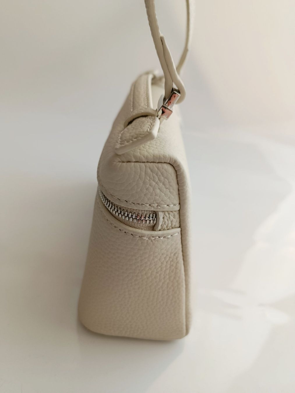 Borse da donna: Mendy Cross-Body Ledertasche Milk – Nuovo e nell'imballaggio originale da Weiach venduto da sim_8s27 7