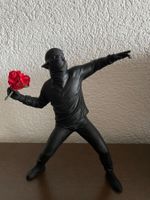 BANKSY SKULPTUR FLOWER THROWER