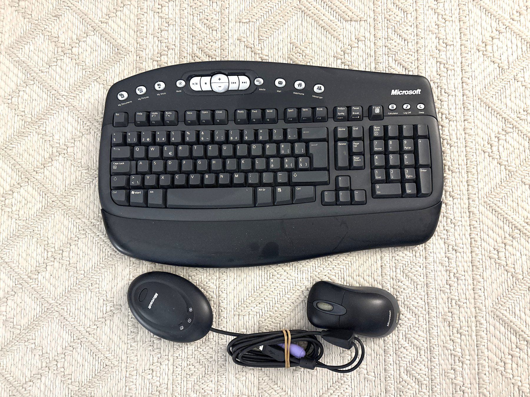 Microsoft Tastaturen: PC Tastatur mit Maus - Marke MICROSOFT – Gebraucht aus Glattbrugg von Ariel012 2