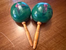 Maracas aus Mexiko Holz grün bemalt gebrauchter Zustand