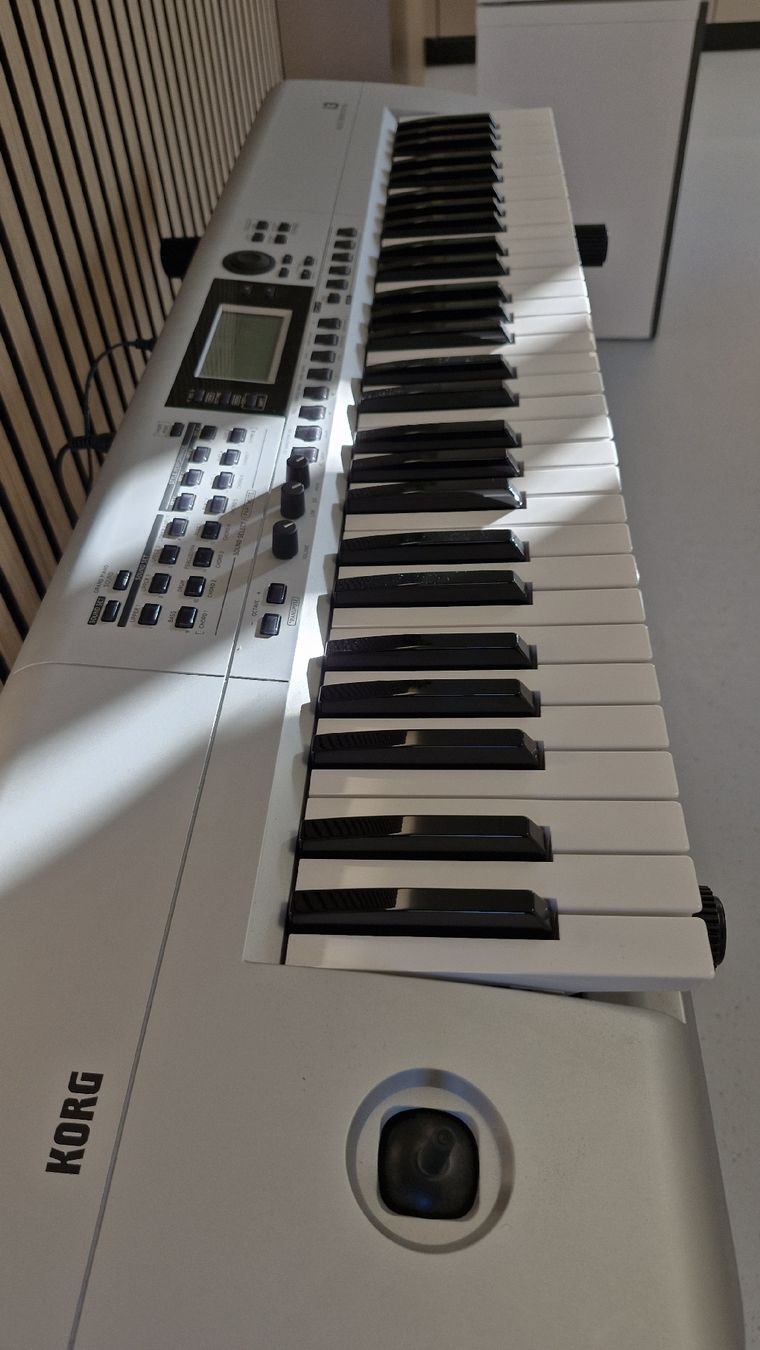 Korg Instruments de musique: Korg i3 Workstation inklusive Ständer und Pedal – D'occasion à Zürich par jak_6m6k 5
