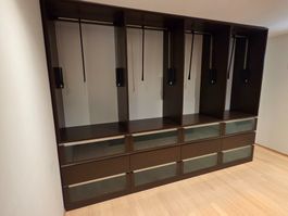 Kleiderschrank Duo, dunkles Holz & Glasfronten - Massarbeit