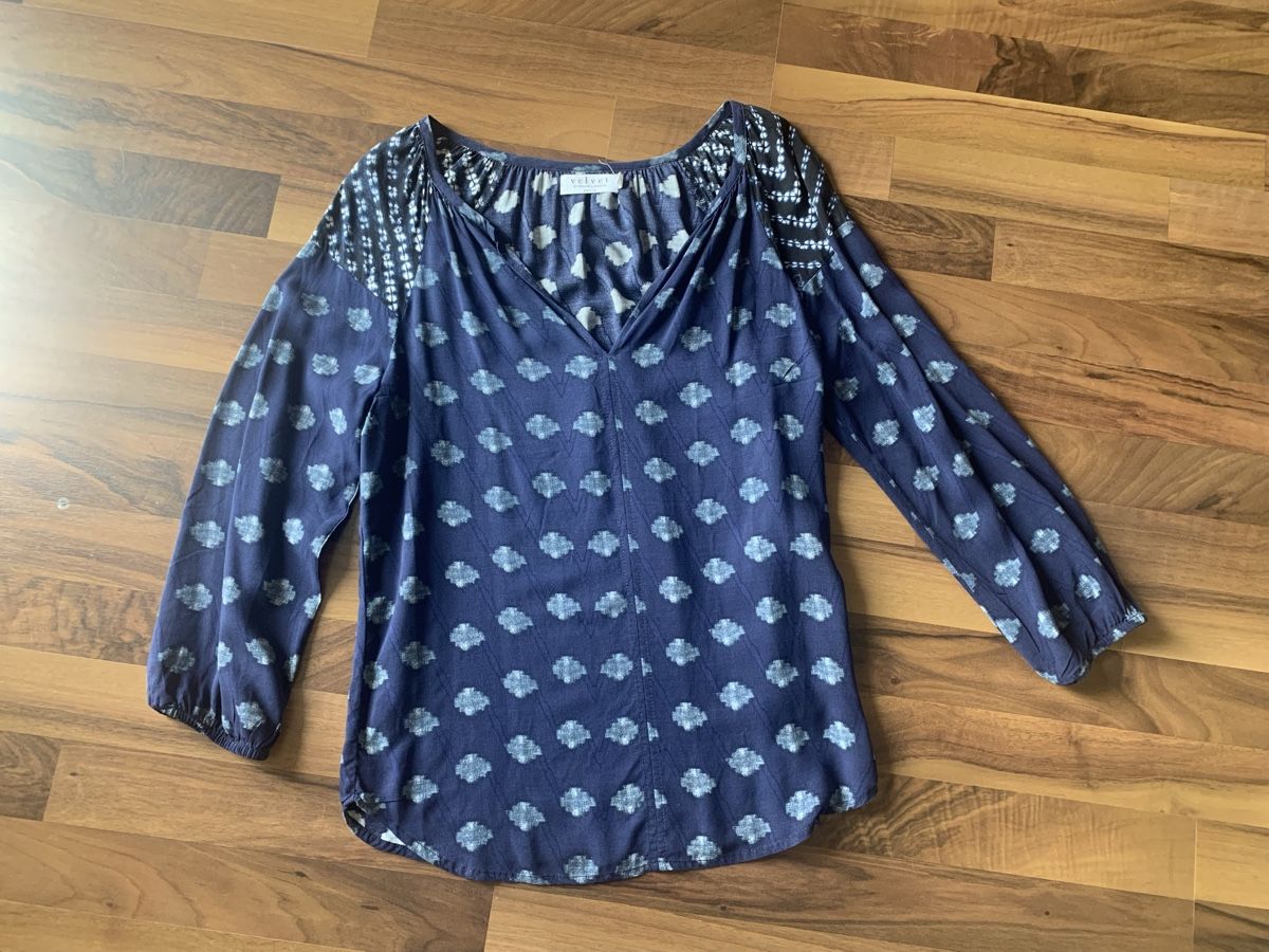 Camicette: Velvet Bluse, Gr. M, 100% Rayon, Top V-Ausschnitt – Usato da Hinwil venduto da Szaeni
